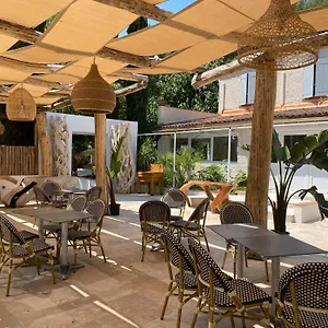 Des Pins Hotel